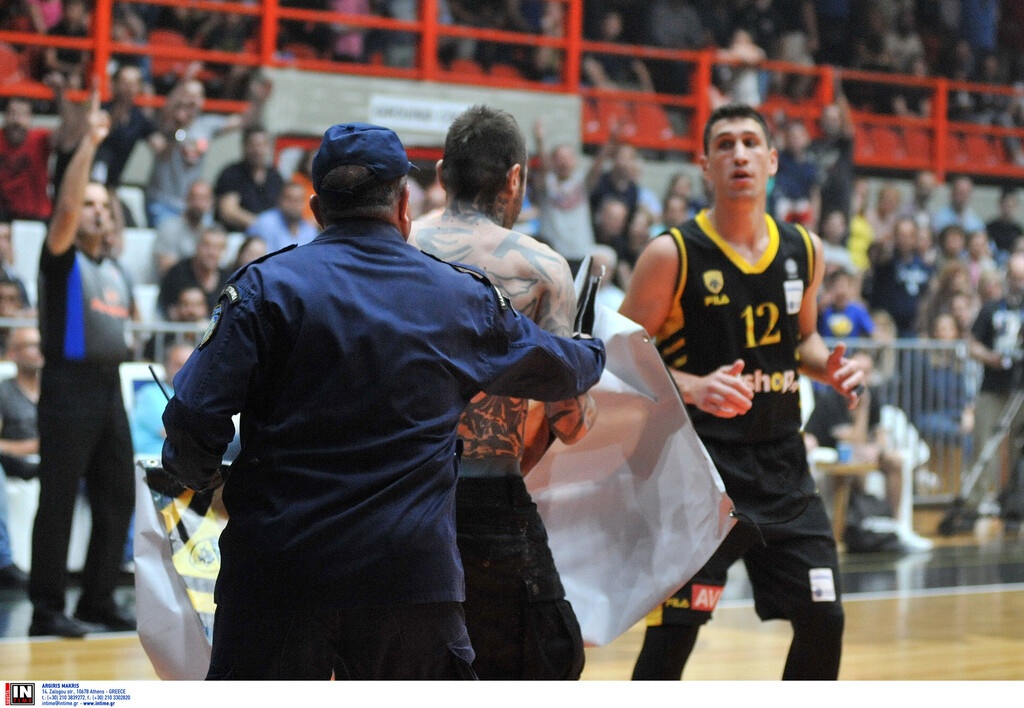 Προμηθέας-ΑΕΚ: Οπαδός μπούκαρε στο παρκέ και έφερε αναστάτωση (video+photos)