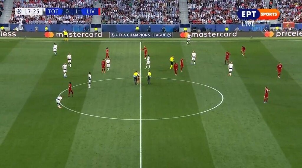 Τελικός Champions League 2019: Η σέξι εισβολέας τρέλανε κόσμο! (video+photo)