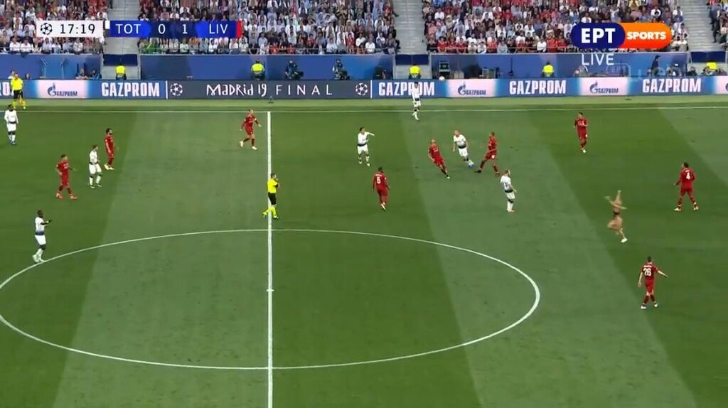 Τελικός Champions League 2019: Η σέξι εισβολέας τρέλανε κόσμο! (video+photo)