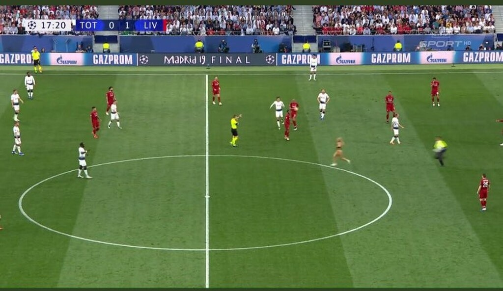 Τελικός Champions League 2019: Η σέξι εισβολέας τρέλανε κόσμο! (video+photo)