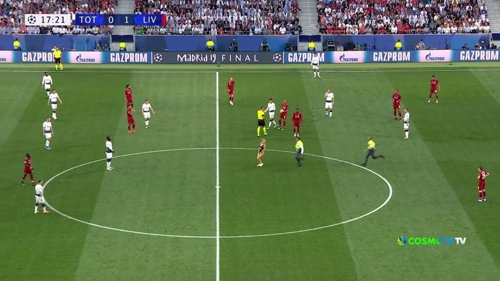 Τελικός Champions League 2019: Η σέξι εισβολέας τρέλανε κόσμο! (video+photo)