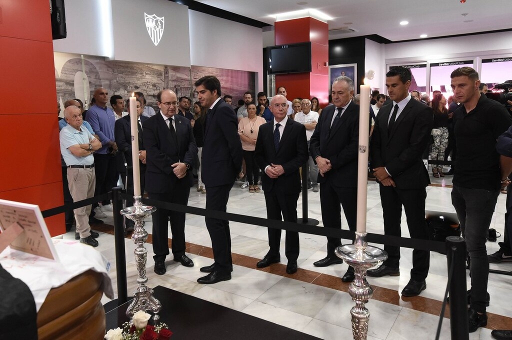 Η Σεβίλλη αποχαιρετά τον Χοσέ Αντόνιο Ρέγες (photos+videos)