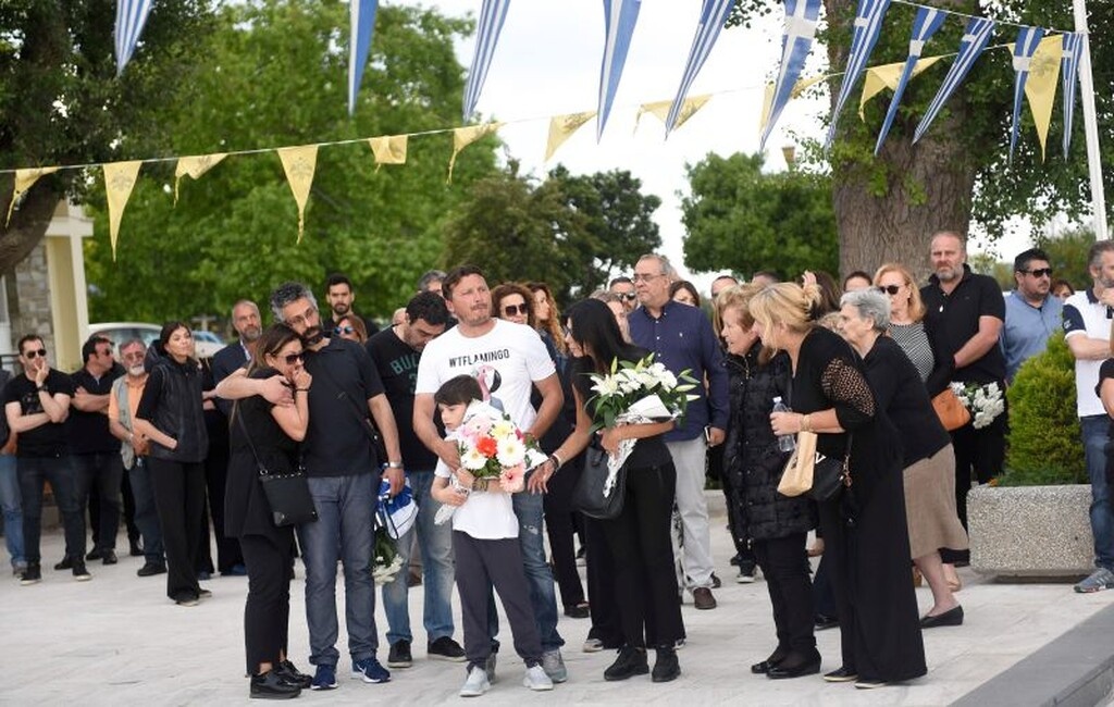 Γιώργος Ξενίδης: «Ράγισαν καρδιές» στην κηδεία (photos)