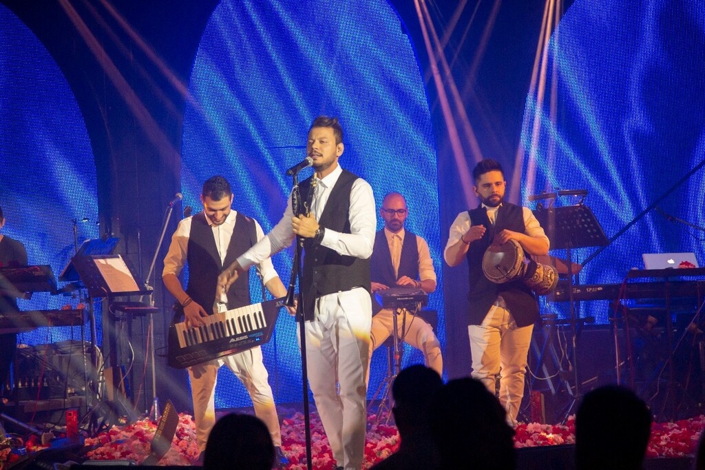 Οι ΑΝΩ ΚΑΤΩ ολοκληρώνουν τις εμφανίσεις τους στο πλευρό του Βασίλη Καρρά