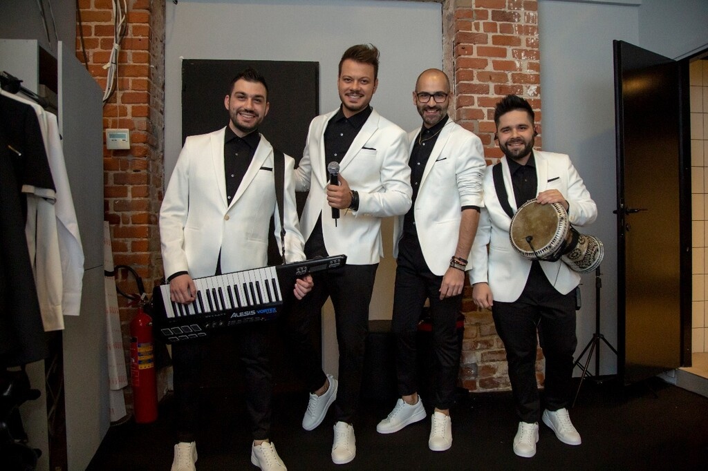 Οι ΑΝΩ ΚΑΤΩ ολοκληρώνουν τις εμφανίσεις τους στο πλευρό του Βασίλη Καρρά