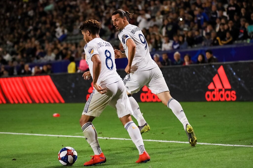 Τρομερή γκολάρα Ζλάταν με τους Γκάλαξι (photos+video)