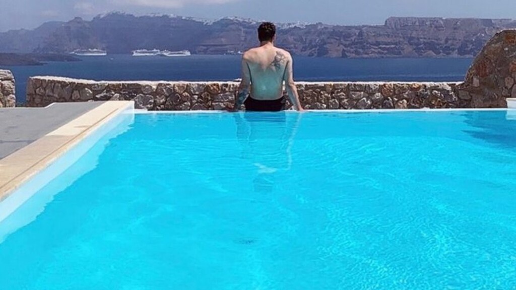 Ειδικότερα βρέθηκε στη Σαντορίνη για να περάσει χρόνο ξεκούρασης