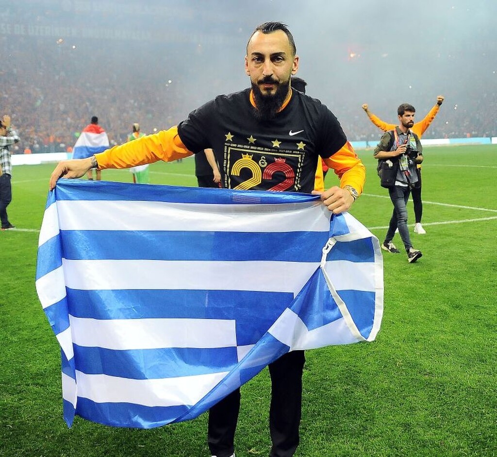 «Λιώνει» στη Μύκονο ο Μήτρογλου (video+photos)