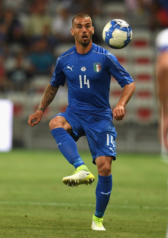 Συγκεκριμένα ο Ιταλός τεχνικός είδε τον Λεονάρντο Σπινατσόλα να έχει ενοχλήσεις και να χάνει το ματς με την Ελλάδα