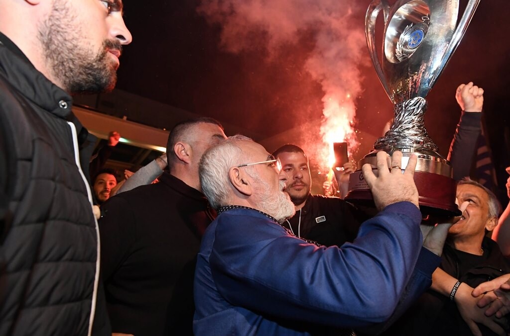 Για να συνεχίζει να σηκώνει κούπες στην Τούμπα