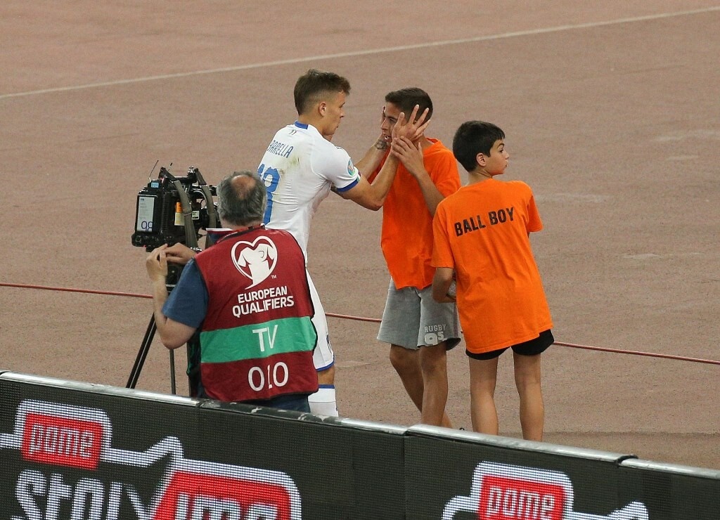 Ελλάδα-Ιταλία: Η στιγμή που ο Μπαρέλα χτύπησε και αγκάλιασε το ball boy (photos+video)