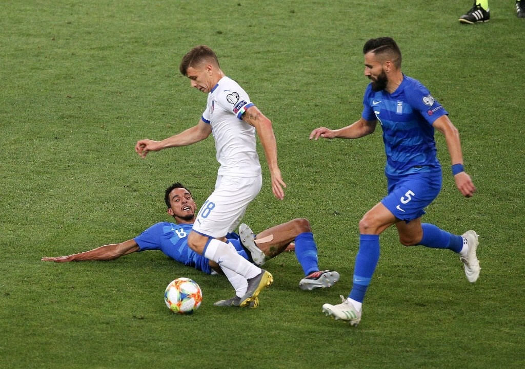 Ελλάδα-Ιταλία: Η στιγμή που ο Μπαρέλα χτύπησε και αγκάλιασε το ball boy (photos+video)