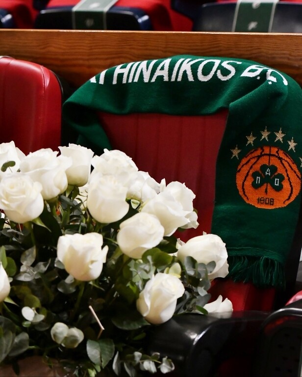 Παύλος Γιαννακόπουλος: Ανθοδέσμη και κασκόλ του Παναθηναϊκού στη θέση του στο ΟΑΚΑ (photos)
