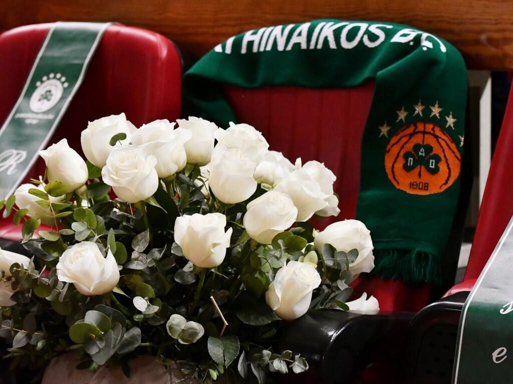 Παύλος Γιαννακόπουλος: Ανθοδέσμη και κασκόλ του Παναθηναϊκού στη θέση του στο ΟΑΚΑ (photos)
