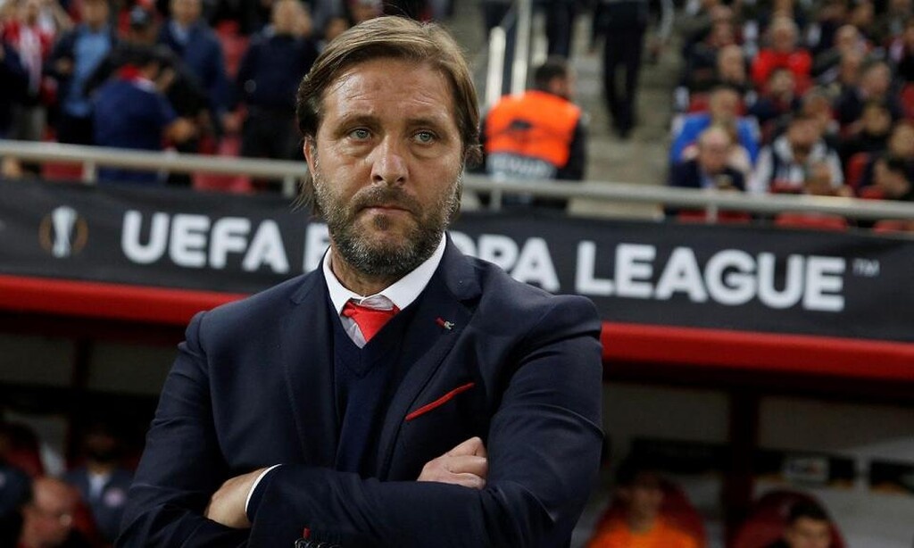 Αυτό αναγκάζει τους «ερυθρολεύκους» να στραφούν και σε άλλες λύσεις, εξετάζοντας ήδη κάποιες περιπτώσεις ποδοσφαιριστών, για τους οποίους έχει δώσει την έγκρισή του ο Πέδρο Μαρτίνς.