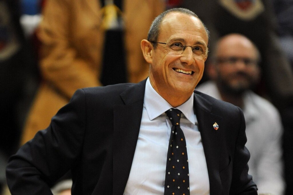 Σύμφωνα με το «Sportando», ο Ιταλός τεχνικός είναι έτοιμος να πει το «ναι» σε πρόταση για τριετές συμβόλαιο, που θα τον βρει σε διπλό ρόλο προπονητή και προέδρου.