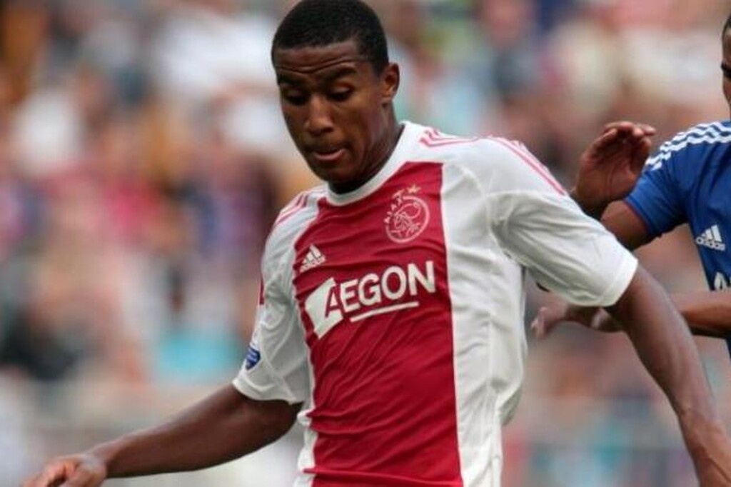 Πρόκειται για Ολλανδό ποδοσφαιριστή, 28 χρονών, που ανδρώθηκε στον Άγιαξ, αγωνίζεται σε όλη την αριστερή πλευρά και ανήκει στην Γουότφορντ με την οποία έχει συμβόλαιο μέχρι το 2021.