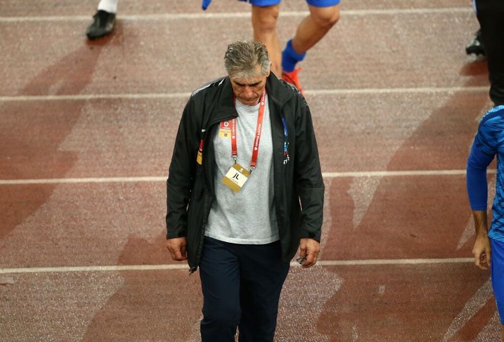 Τους ίδιους αγώνες με τον Αναστασιάδη είχε ο Άνχελ Ιορντανέσκου, επτά δηλαδή, ωστόσο έμεινε σχεδόν 11 μήνες και αυτός μάλιστα παραιτήθηκε, δεν απολύθηκε, μετά το Ελλάδα – Νορβηγία 0-2 τον Μάρτη του 1999