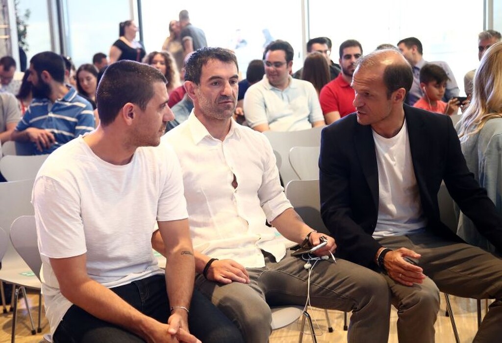 «Στο ποδόσφαιρο όταν δεν έχεις αποκλειστεί πάντα ελπίζεις. Εάν έχουμε μία ευκαιρία δεν θα την αφήσουμε. Τα πράγματα είναι δύσκολα, την κριτική θα τη δεχτούμε, δεν είναι το πρόβλημα εκεί. Την δέχθηκα σαν παίκτης, τη δέχομαι και τώρα», είπε ο Μπασινάς...