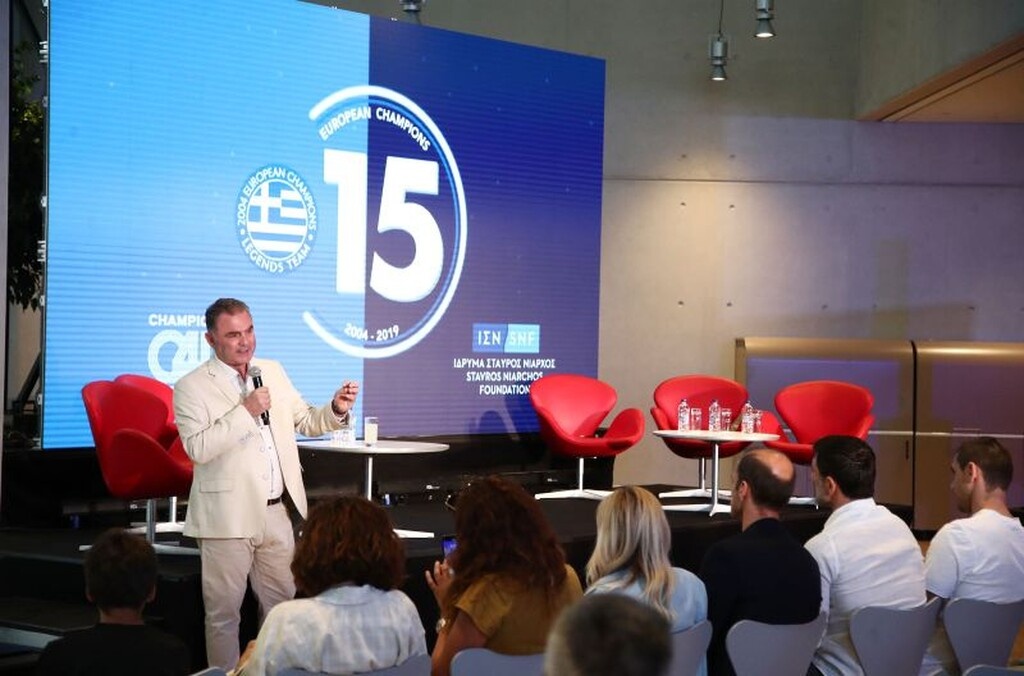 Μάλιστα, έδωσε κι ένα παράδειγμα λέγοντας: «Στη μοναδική ήττα του Σάντος μπήκε στ' αποδυτήρια και είπε θα μιλήσουν έξω τρεις παίκτες, για παράδειγμα ο Κατσουράνης, ο Καραγκούνης και ο Μπασινάς, δεν μπορούν να μιλήσουν 23».