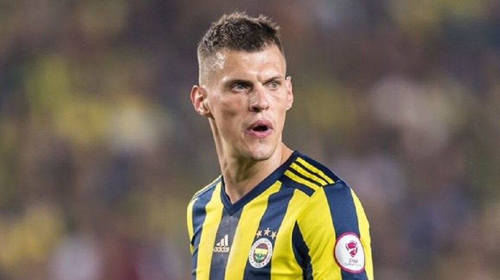 Υπάρχει, όμως, εμπλοκή στις συζητήσεις. Η Φενέρ προσφέρει διετές συμβόλαιο με 1,5 εκατ. ευρώ τον χρόνο και ο Σκρτελ θέλει τριετές. Ο Ολυμπιακός, ελπίζει να μην τα βρουν και να κάνει την κίνησή του.