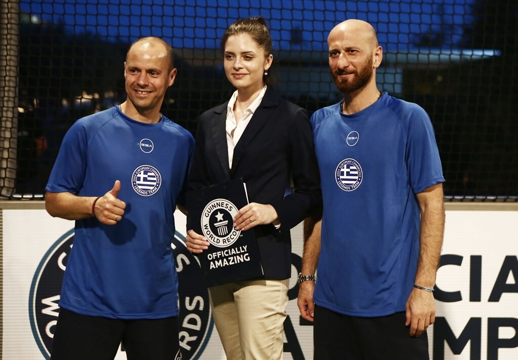 Προσπάθησαν, αλλά για ένα δευτερόλεπτο δεν έσπασαν το ρεκόρ Guinness οι Legends 2004 (photos+videos)