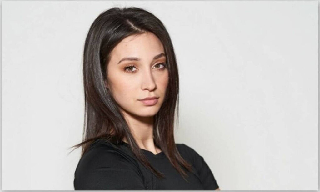 Ενώ μετά ακολουθεί η…Δήμητρα Βαμβακούση.