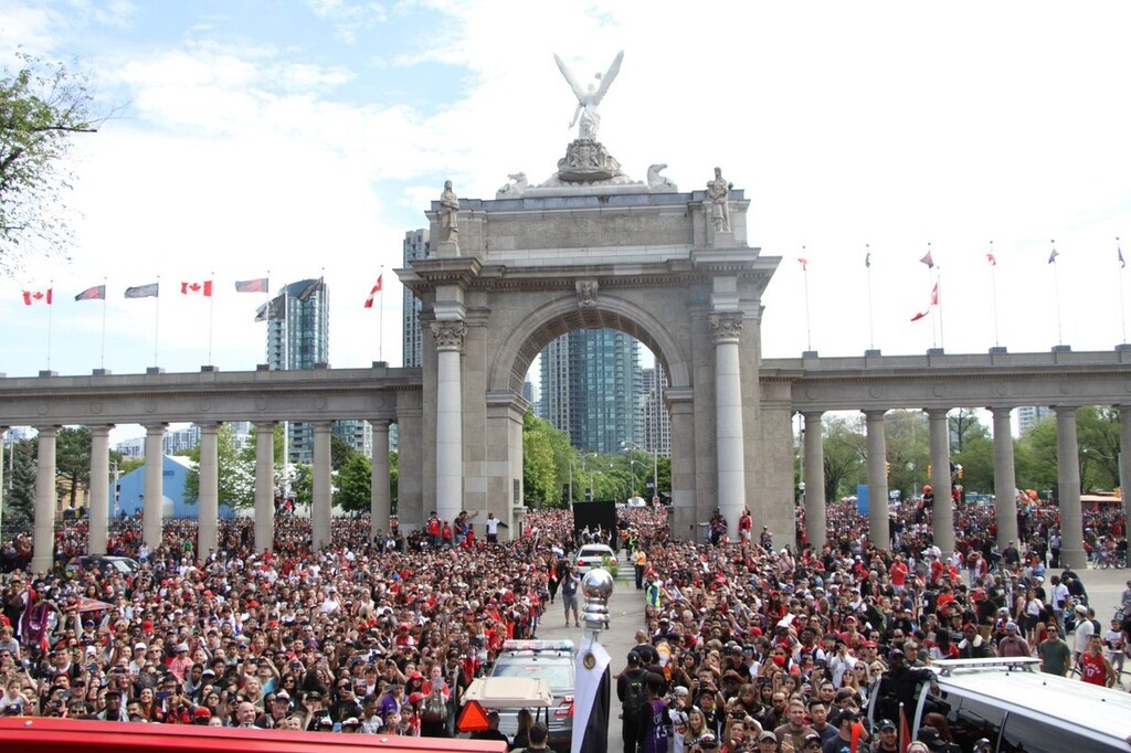 NBA: Η παρέλαση των πρωταθλητών Ράπτορς (videos+photos)