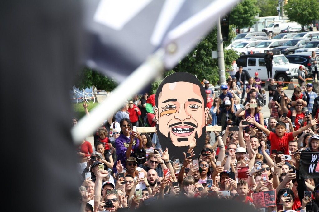 NBA: Η παρέλαση των πρωταθλητών Ράπτορς (videos+photos)