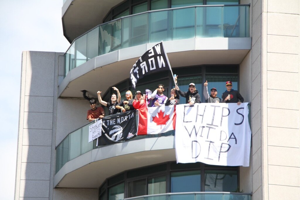 NBA: Η παρέλαση των πρωταθλητών Ράπτορς (videos+photos)