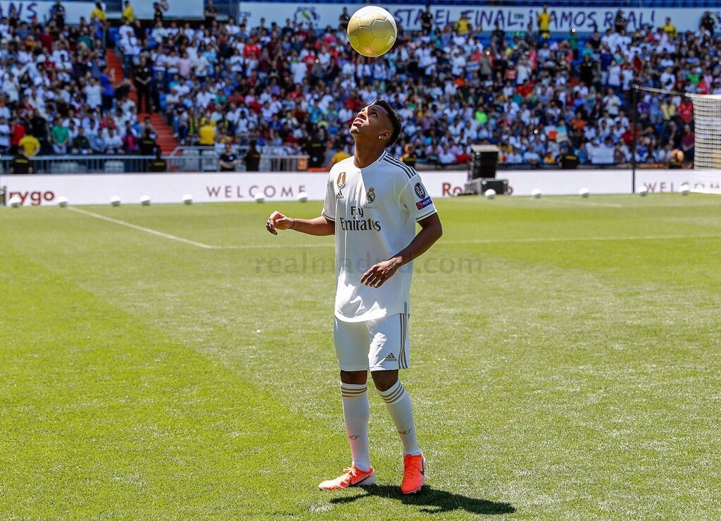 Η Ρεάλ Μαδρίτης παρουσίασε το νέο 18χρονο αστέρι της, Ροντρίγκο! (videos+photos)