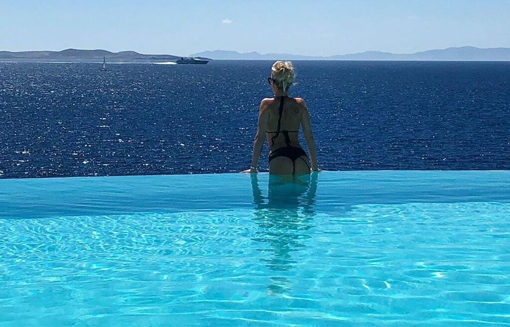 Με τέτοιες φωτογραφίες... βάζει φωτιά στα social media η σύζυγος γνωστού ποδοσφαιριστή...