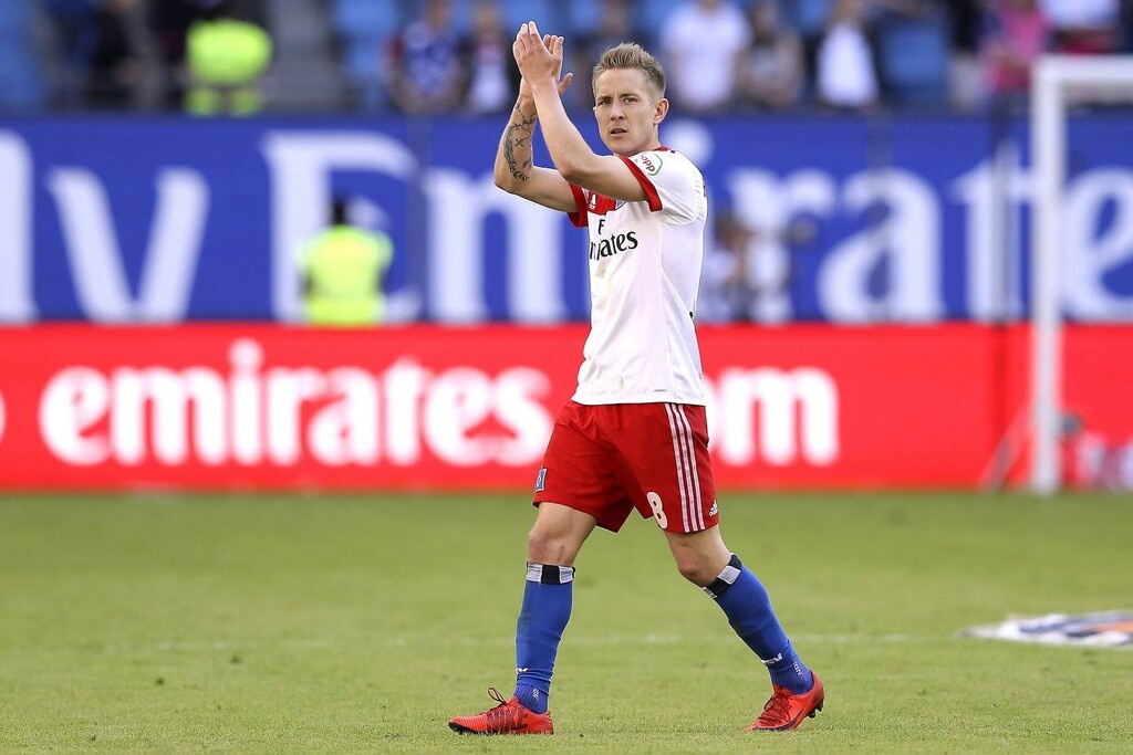 Το 2013 μετακόμισε στην Αγγλία, παίζοντας σε Τότεναμ και Φούλαμ, ενώ από το 2014 έπαιζε στο Αμβούργο, μετρώντας 137 συμμετοχές και 15 γκολ