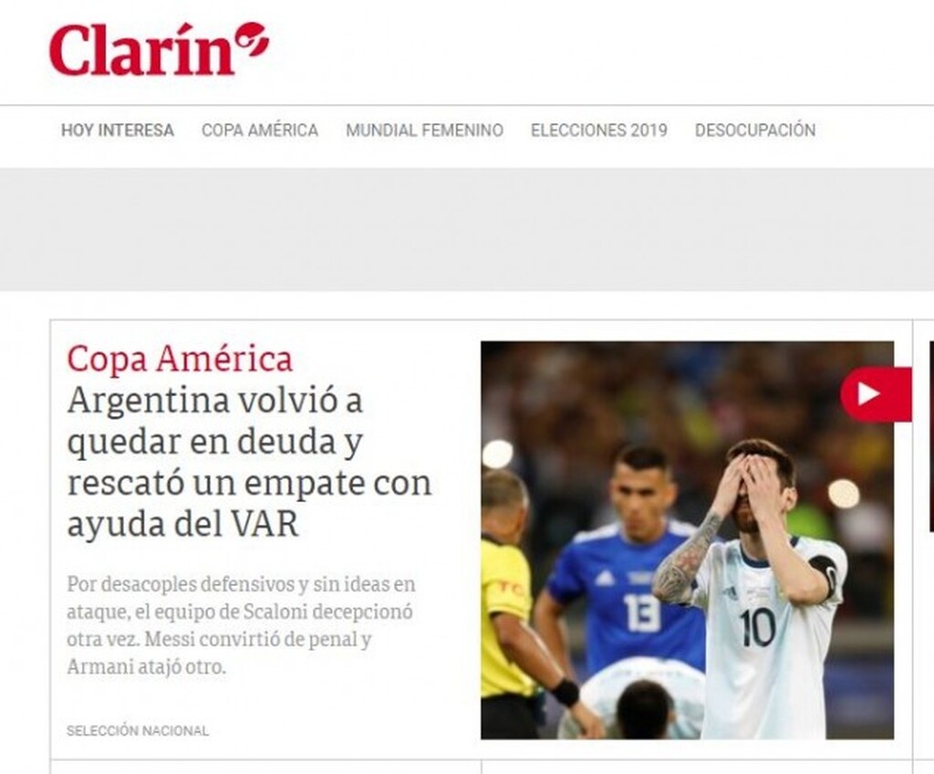 «Η Αργεντινή γλίτωσε την ισοπαλία με τη βοήθεια του VAR, όλοι είναι τώρα με το κομπιουτεράκι στο χέρι» αναφέρει η «Clarin».