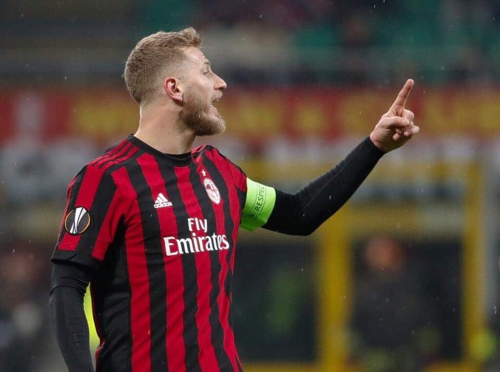 Ο λόγος για τον Ιγκνάσιο Αμπάτε, με τον Ιταλό αμυντικό να αποχωρεί από τους «ροσονέρι» και φαίνεται πως ενδιαφέρει τους «ερυθρόλευκους». Το δημοσίευμα αναφέρει παράλληλα πως ο Αμπάτε βρίσκεται στο στόχαστρο τόσο της Λιόν, όσο και της Μπολόνια.