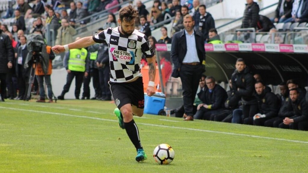 Τέλος, παίκτης της ΑΕΚ θα πρέπει να θεωρείται ο Νταβίντ Σιμάο. Ο Πορτογάλος μέσος έρχεται ως κανονική μεταγραφή από την βελγική Αντβέρπ και αποτελεί και αυτός επιλογή του νέου τεχνικού της ΑΕΚ.