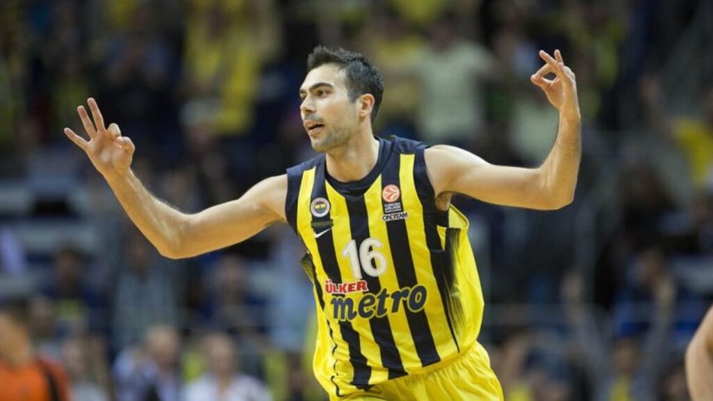 Ο διεθνής Έλληνας γκαρντ εκτός από την πρόταση ανανέωσης της Φενέρ, είχε στα χέρια του προσφορές από Ολυμπιακό, ΤΣΣΚΑ, υπήρξε φιλολογικό ενδιαφέρον από Ρεάλ, ενώ η περίπτωσή του άρεσε και σε ομάδες του NBA.