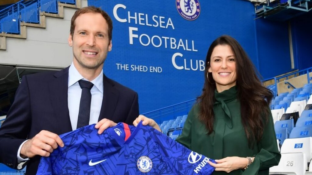 «Είναι τεράστια τιμή να μου δώσει την ευκαιρία η Τσέλσι να εργαστώ στο κλαμπ ξανά και να εξασφαλίσουμε πως θα έρθουν επιτυχίες για τον σύλλογο, όπως συμβαίνει τα τελευταία 15 χρόνια» είπε ο Πετρ Τσεχ στις πρώτες του δηλώσεις.