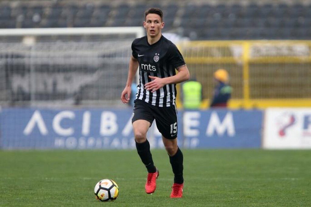 Μιλάμε για τον Σβέτοζαρ Μάρκοβιτς, τον 19χρονο Σέρβο στόπερ, ο οποίος προβάρει τα ερυθρόλευκα. Οι συζητήσεις με την Παρτιζάν είναι ιδιαίτερα προχωρημένες και δεν αποκλείεται να ανακοινωθεί η απόκτησή του πριν του Σεμέδο.