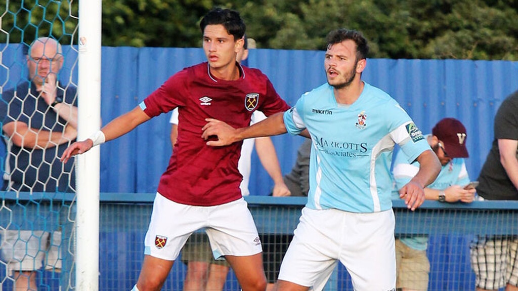 Παράλληλα, στις προπονήσεις της ομάδας λαμβάνει μέρος ο 18χρονος Κέβιν Νταλίπι. Πρόκειται για Αλβανό άσο, που μπορεί να αγωνιστεί είτε ως στόπερ είτε ως χαφ και προέρχεται από τα τμήματα υποδομής της Γουέστ Χαμ.