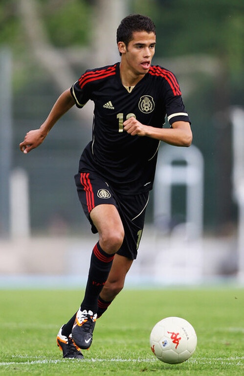 O Ρέγες ξεκίνησε την καριέρα του από την Κλαμπ Αμέρικα και στη συνέχεια αγωνίστηκε σε Πόρτο, Σοσιεδάδ, Εσπανιόλ, Φενέρ και Λεγανές