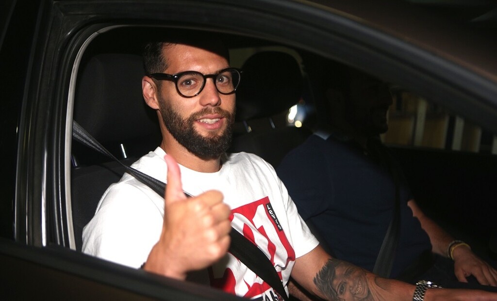 AEK: Ήρθε για τις υπογραφές ο Σιμάο (photos&vid)