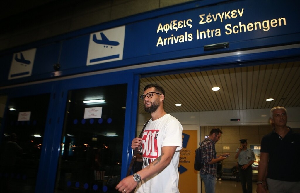 AEK: Ήρθε για τις υπογραφές ο Σιμάο (photos&vid)