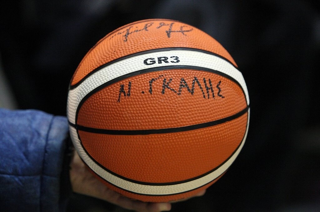 Στη Ρόδο για το GalisBasketball 3on3 υπέγραψε δεκάδες αυτόγραφα, αλλά μια θαυμάστρια του ζήτησε κάτι πρωτότυπο…