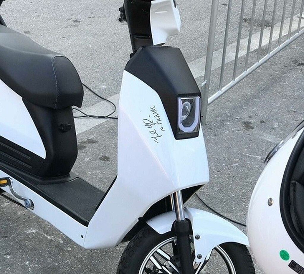 Να υπογράψει στο σκούτερ της, με τον «Γκάνγκστερ» να μην της αρνείται!