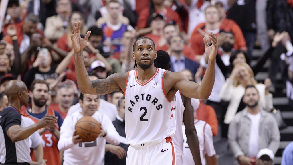 NBA: Όλοι στα πόδια του Λέοναρντ (photos+video)