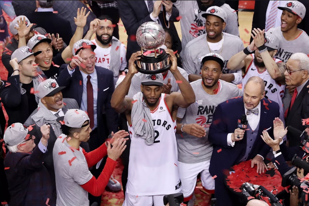 NBA: Όλοι στα πόδια του Λέοναρντ (photos+video)