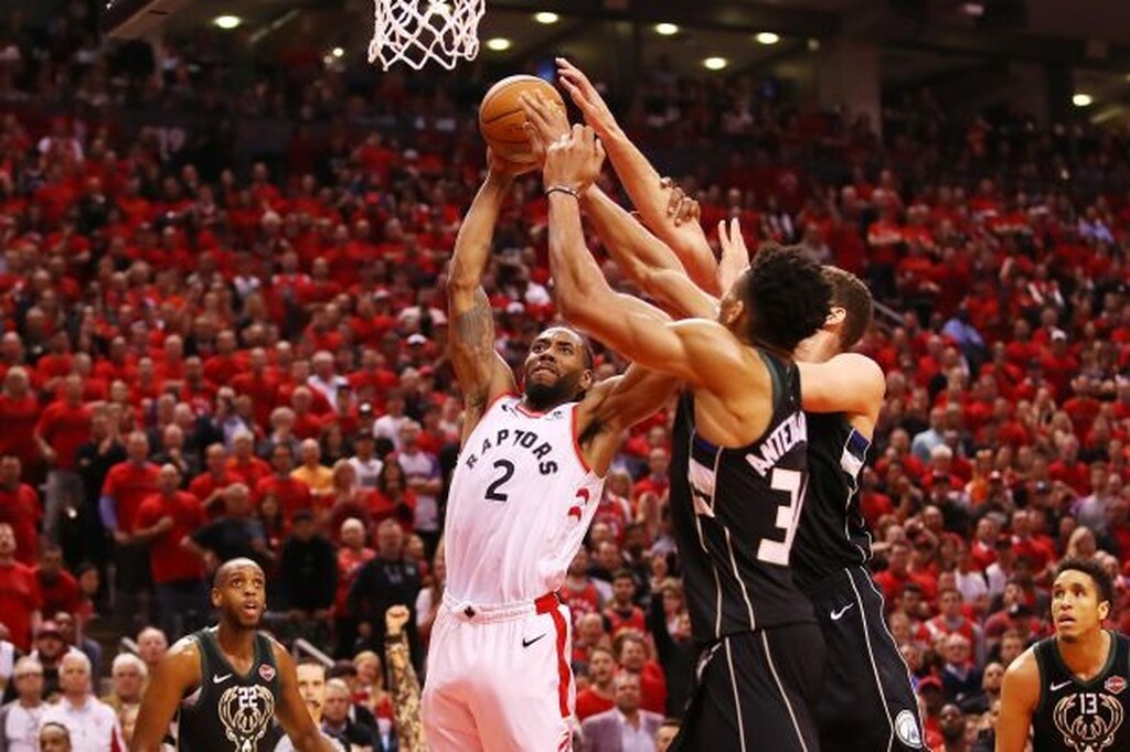 NBA: Όλοι στα πόδια του Λέοναρντ (photos+video)