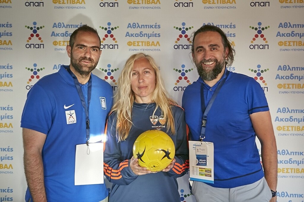 Ο Παναγιώτης Στεφανίδης, ομοσπονδιακός προπονητής ποδοσφαίρου τυφλών,  Έφη Δελή, διευθύντρια Ακαδημίας Super Goal, και Σάκης Κωστάρης, συντονιστής της Ελληνικής Παραολυμπιακής Επιτροπής