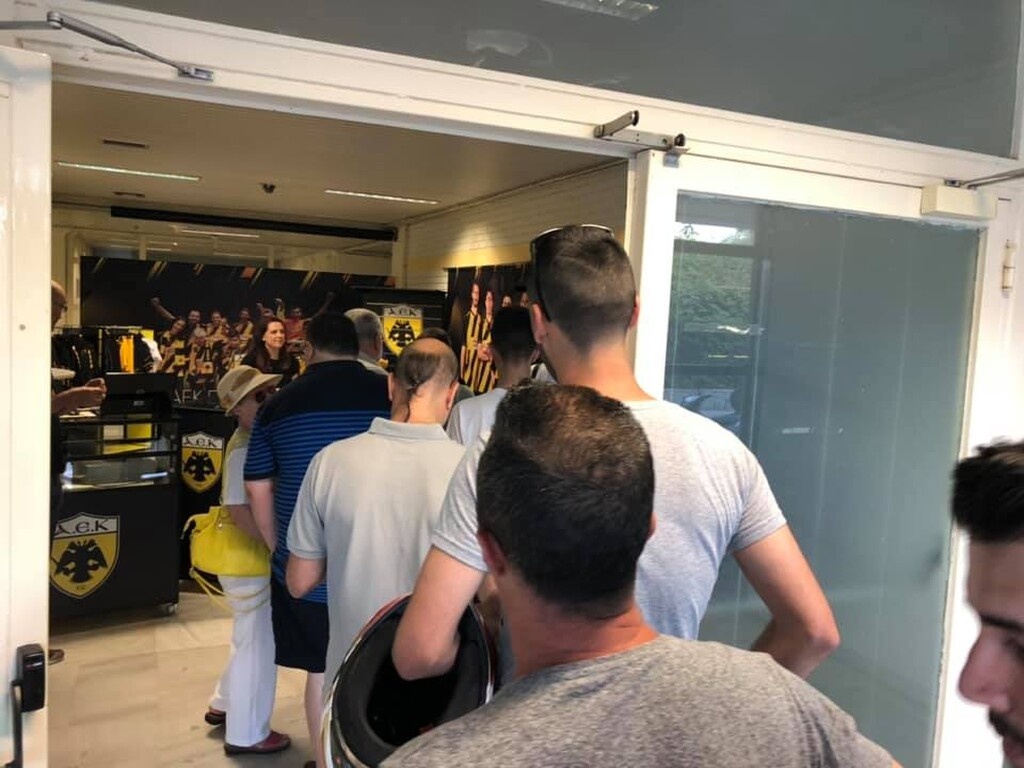 ΑΕΚ: Ουρά για ανανέωση των διαρκείας (photos)